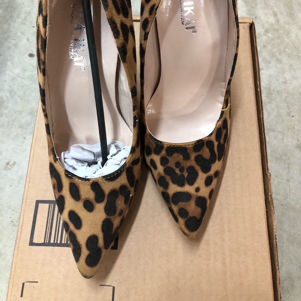 Super Sexy, Leopard Stiletto Pointed Toe Pumps 8M - Picture 8 of 8